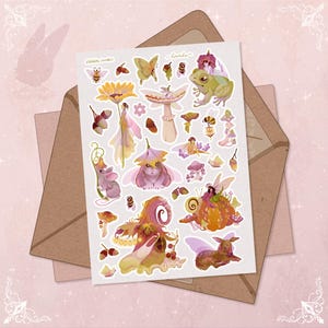 K&ouml;nnte beinhalten: Ein Bogen mit skurrilen Aufklebern mit Illustrationen von Feen, Pilzen, Insekten und Tieren in sanften Pastellfarben. Die Aufkleber sind auf wei&szlig;em Hintergrund angeordnet, auf einem braunen Umschlag platziert und vor einem rosa Hintergrund.