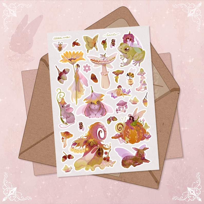 K&ouml;nnte beinhalten: Ein Bogen mit skurrilen Aufklebern mit Illustrationen von Feen, Pilzen, Insekten und Tieren in sanften Pastellfarben. Die Aufkleber sind auf wei&szlig;em Hintergrund angeordnet, auf einem braunen Umschlag platziert und vor einem rosa Hintergrund.