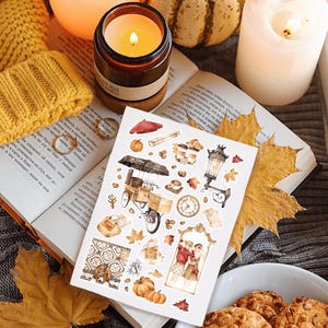 Feuille d'autocollants : promenade dans la ville automnale de Lviv, carnet d'autocollants d'automne, livres, feuilles, citrouille, café, pull esthétique, saison douillette
