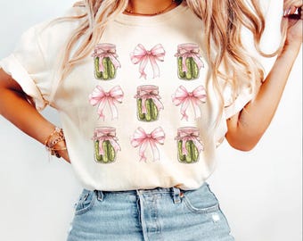 Camiseta Comfort Colors Coquette Pickle, Presente para Amantes de Picles, Camiseta com Laço Rosa, Camiseta com Fitas, Camiseta com Estampa Divertida de Picles, Picles em Conserva, Pote de Picles