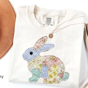 Camisa de conejito de Pascua con patchwork falso de Comfort Colors, camiseta de Pascua, conejito de patchwork falso floral, camisa de Pascua estilo cottagecore, patchwork floral de primavera