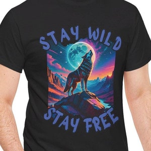 T-shirt unisexe hurlant de loup, chemise Stay Wild and Free, T-shirt en coton, cadeau pour amoureux de la nature, vêtements d&#39;aventure en plein air, vêtements de loisirs en pleine nature