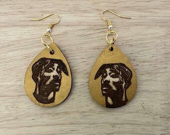 Pendientes de madera grabada y pintada de Tupac. Hecho en casa. Pendientes ligeros. Joyas de madera. Túpac. Tupac Shakur. rebelartsng