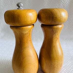 Conjunto de moedor de sal e pimenta de bambu de meados do século, utensílios de cozinha vintage de 6,5 polegadas, decoração de jantar rústica Boho MCM