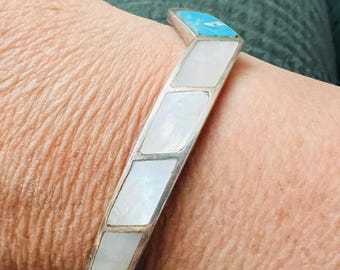 Pulseira vintage de prata esterlina com turquesa e incrustações de madrepérola de 6,5"