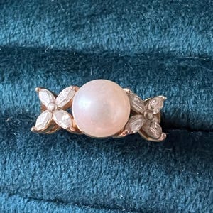 Vintage Faux Pearl & Rhinestone Floral Ring – Gold Tone Split Band – Size 7 Cocktail Ring
