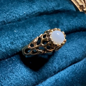Vintage 18K HGE Gold filigraner Ring | weißer Opalit Cabochon | Größe 6 Statement Ring | verziertes Gitterband | 1960er Jahre Cocktailschmuck