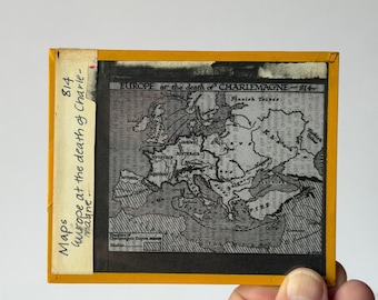 Mapa de Europa en diapositivas antiguas para linterna mágica. Muerte de Carlomagno en 814. Historia.
