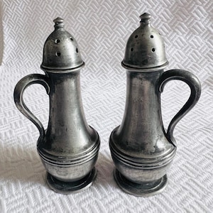 Vintage Pewter Salt and Pepper Shakers with Handles – Peerless 904 USA – Colonial Farmhouse Kitchen Decor