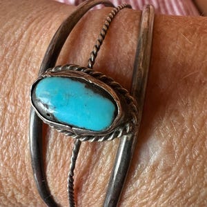 Brazalete vintage Navajo de plata de ley con turquesa, de 6,35 cm de ancho y tres bandas, hecho a mano con piedra natural del suroeste, joyería con aspecto de peón antiguo.