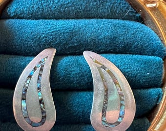 Aretes vintage de Taxco con incrustaciones de abulón en plata de ley 925, firmados por ADC, con cierre de rosca.