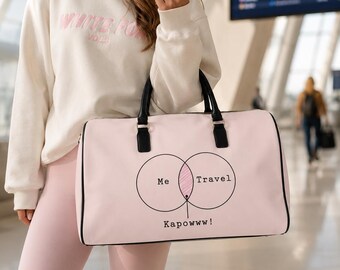 パーソナライズされたピンクのウィークエンダーバッグ | 「私 + 旅行 = カポォォォ！」ダッフルバッグ、機内持ち込み可能