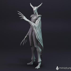 Könnte beinhalten: 3D-gedruckte Figur einer humanoiden Kreatur mit länglichem Kopf, scharfen Krallen und einem fließenden Umhang. Die Figur steht, mit einem ausgestreckten Arm. Die Farbe ist ein blasses Grau, und das Design deutet auf ein Fantasy- oder Sci-Fi-Thema hin.