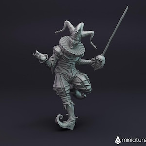 Op de afbeelding: Een grijs 3D-geprint miniatuur van een nar die een zwaard vasthoudt, een punthoed en een gerimpelde kraag draagt.