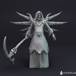 Pode incluir: Uma estatueta cinzenta da Morte com um rosto esquelético, uma túnica com capuz e grandes asas emplumadas. A Morte segura uma foice. O logotipo miniaturesvault está no canto inferior direito.