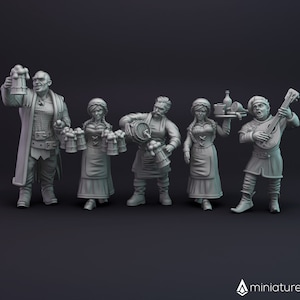 Peut inclure: Cinq figurines miniatures de personnes en tenue médiévale, dont un barde jouant du luth, une femme tenant une chope, un homme tenant une chope, une femme tenant une chope et un homme tenant une chope.