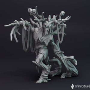 Peut inclure: Une miniature grise et détaillée d'une créature avec un corps humanoïde et des membres en forme d'arbre. La créature a une tête à capuche avec un visage squelettique et tient un crâne dans une main.