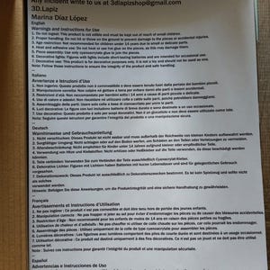 K&ouml;nnte beinhalten: Ein wei&szlig;es Papier mit gedrucktem Text in mehreren Sprachen, darunter Englisch, Italienisch und Spanisch. Der Text enth&auml;lt Warnhinweise und Gebrauchsanweisungen, einschlie&szlig;lich Altersbeschr&auml;nkungen und Montageanweisungen. Das Papier dient dekorativen Zwecken.