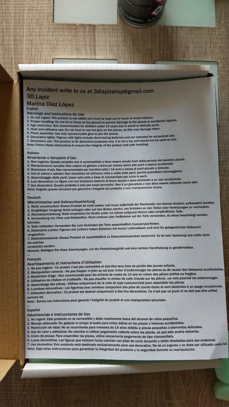K&ouml;nnte beinhalten: Ein wei&szlig;es Papier mit gedrucktem Text in mehreren Sprachen, darunter Englisch, Italienisch und Spanisch. Der Text enth&auml;lt Warnhinweise und Gebrauchsanweisungen, einschlie&szlig;lich Altersbeschr&auml;nkungen und Montageanweisungen. Das Papier dient dekorativen Zwecken.