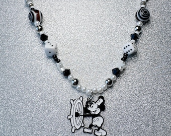 Collar inspirado en Mickey Mouse de Steamboat Willie: orejas de ratón, blanco y negro, cumpleaños de Disney, regalo, joyería minimalista, parque temático.
