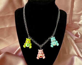 Collar con dije inspirado en los Ositos Cariñositos - estilo y2k, kawaii, tendencia, pieza única, joyería coleccionable, pastel