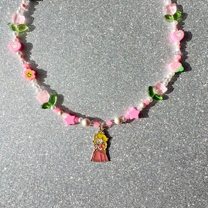 Pärlhalsband inspirerat av Prinsessan Peach - roséguld, rosa blommor, padda, halsband i fel färg, Super Mario Bros, kostym, födelsedag, Mario Kart