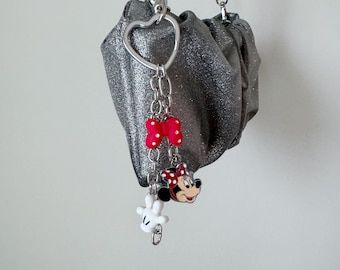 Colgante para bolso de plata inspirado en Minnie Mouse - lazos rojos, estilo y2k, hecho a mano, moderno, accesorios para bolsos, mágico, parque temático, WDW, Disney