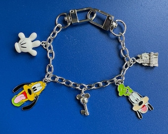 Llavero/pulsera con dije inspirado en Goofy y Pluto - estilo años 2000, moderno, parque temático mágico, dibujos animados, personajes