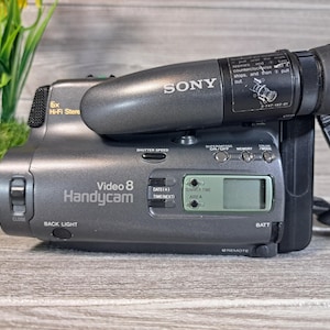 Sony Video8 Handycam CCD-TR105E vintage : caméscope rétro avec accessoires