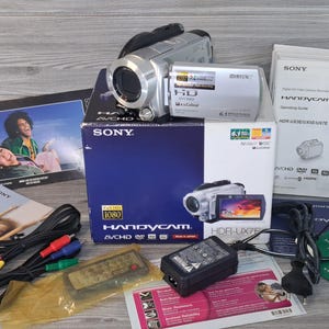 Sony HDR-UX7 Handycam: 10X Optical Zoom, Carl Zeiss Lens