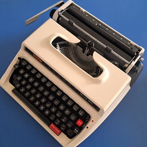 ブラザー デラックス 1300 タイプライター：1970年代のポータブル手動