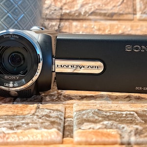 Sony DCR-SX16E Handycam: 50x Zoom, Zeiss Lens, Mint Condition