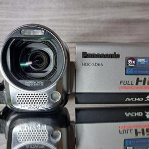 Videocámara Panasonic HDC-SD66 Full HD con tarjeta de memoria flash, zoom óptico de 25x y pantalla LCD de 2,7 pulgadas. Grabación de video perfecta.