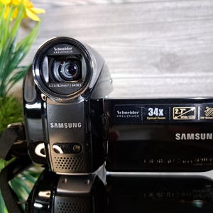 Grabadora de video Samsung VP-DX105 Hybrid DVD con tarjeta SDMMC, ideal para películas y eventos en casa, zoom óptico de 34x, en perfecto estado.