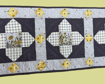 Daisy Table Runner, Light Lavender, 48X18"