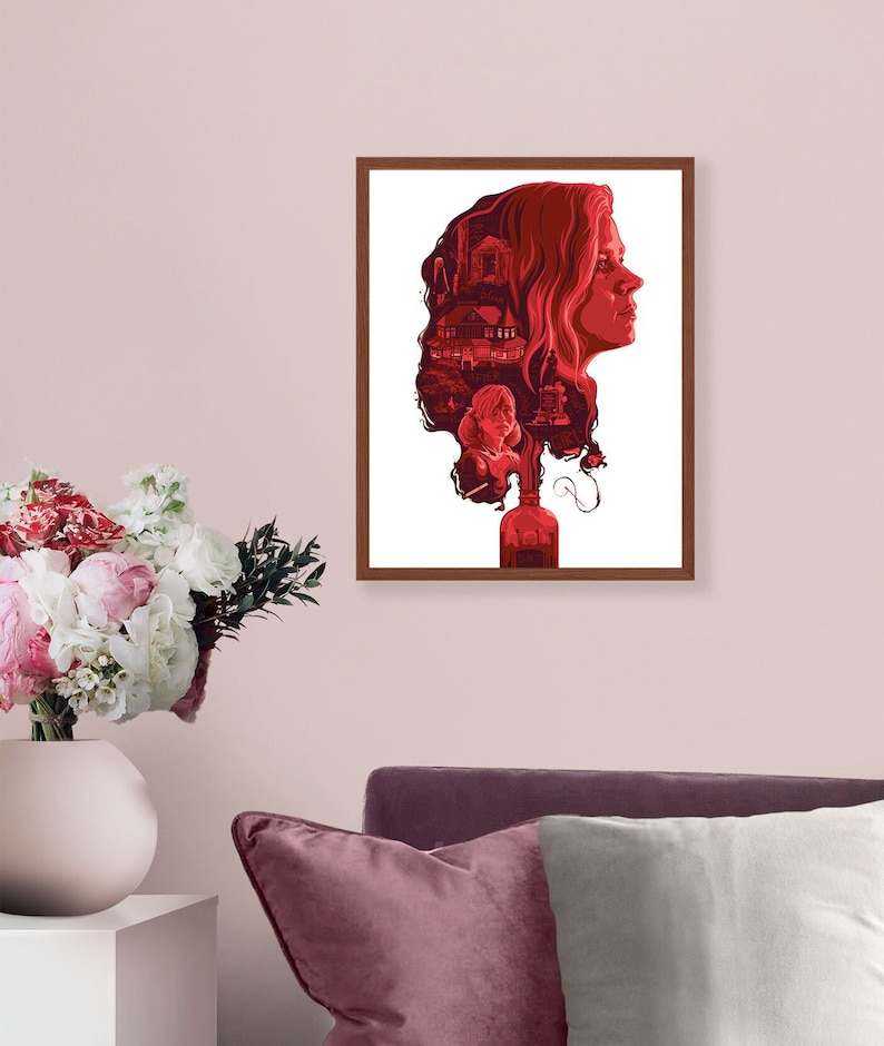 Puede incluir: Una impresi&oacute;n art&iacute;stica enmarcada que presenta una silueta roja del perfil de una persona, con una ilustraci&oacute;n detallada de una casa y un ni&ntilde;o dentro del cabello. La obra de arte est&aacute; sobre un fondo blanco, con un marco marr&oacute;n.