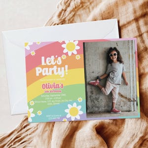 Invitación editable para fiesta de cumpleaños con diseño de margaritas y arcoíris pastel. Tarjeta fotográfica para fiestas. Plantilla de invitación con imagen genial. Descarga instantánea. A124