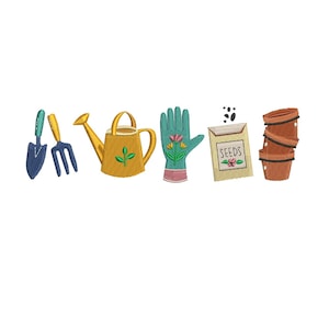 Könnte beinhalten: Gesticktes Design mit Gartengeräten und Zubehör. Enthält eine blaue Kelle, eine gelbe Gabel, eine gelbe Gießkanne, einen grünen Gartenhandschuh, eine Saatguttüte mit dem Wort "SEEDS" und gestapelte Terrakottatöpfe.
