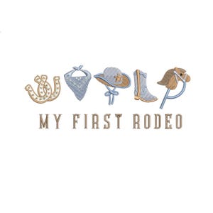 Puede incluir: Un diseño bordado en azul y marrón con el texto "MY FIRST RODEO". El diseño incluye un sombrero de vaquero, un pañuelo, un par de herraduras, una bota de vaquero y un caballo de balancín.