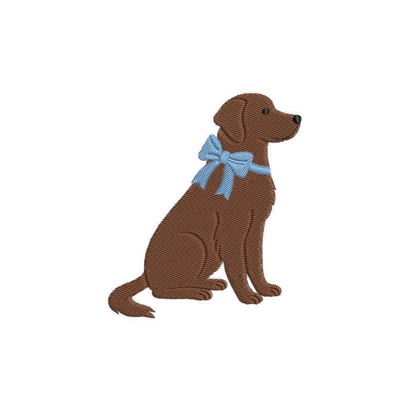 Puede incluir: Perro Labrador Retriever marr&oacute;n bordado con un lazo azul claro alrededor del cuello, sentado erguido. El perro mira hacia la derecha, con una textura de puntada detallada, sobre un fondo blanco.