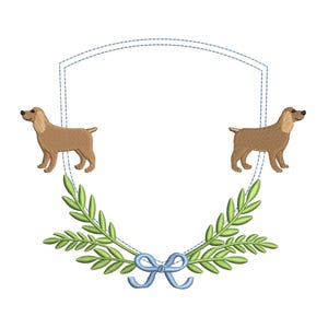Könnte beinhalten: Zwei braune Hunde auf jeder Seite eines blauen und weißen Schildes mit einem grünen Kranz und einer blauen Schleife unten.