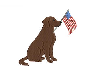 Op de afbeelding: Geborduurd ontwerp van een bruine Labrador Retriever hond, zittend en een kleine Amerikaanse vlag vasthoudend. De vlag heeft rode en witte strepen en een blauw veld met witte sterren. Op een witte achtergrond.
