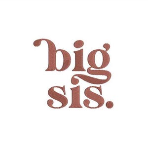 Könnte beinhalten: Stickerei mit dem Text "big sis." in brauner Farbe.