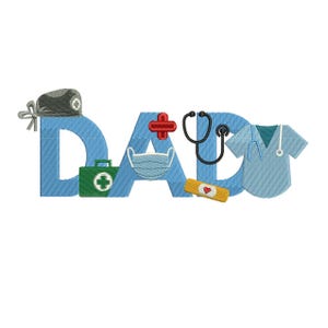 Könnte beinhalten: Ein blaues Stickdesign schreibt "DAD" mit medizinischen Elementen. Eine medizinische Kappe, ein Erste-Hilfe-Kasten, eine Gesichtsmaske, ein rotes Kreuz, ein Stethoskop, ein Pflaster und ein Oberteil eines medizinischen Kittels sind in das Design integriert.