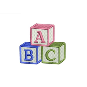 Op de afbeelding: Een borduurontwerp met drie gestapelde speelgoedblokken. Het bovenste blok is roze met de letter A, het linkeronderblok is blauw met de letter B en het rechteronderblok is groen met de letter C. Elk blok heeft witte zijkanten.