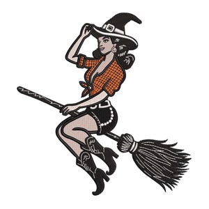 Puede incluir: Diseño bordado de una mujer vestida de bruja, con un sombrero de bruja negro, una camisa a cuadros naranja y pantalones cortos negros, montada en una escoba. El diseño tiene un estilo pin-up retro.