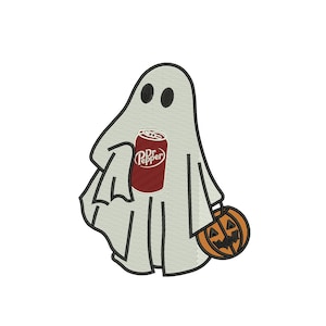 Op de afbeelding: Een Halloween-ontwerp met een spook dat een Dr. Pepper-blikje en een pompoen met een gezicht vasthoudt. Het spook is lichtgrijs met zwarte ogen, het blikje is rood met witte tekst en de pompoen is oranje.