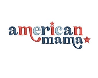 Op de afbeelding: De woorden "American Mama" worden weergegeven in een gestileerd lettertype, waarbij elk woord een andere kleur heeft. Het woord "American" is in rood, wit en blauw, en het woord "mama" is in blauw en rood. Rode sterren zijn boven en na het woord "American" geplaatst.