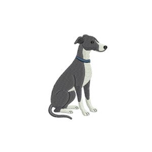 Puede incluir: Diseño bordado de un galgo en posición sentada. El perro tiene un cuerpo gris, pecho y patas blancos y un collar azul. La cabeza del perro está ligeramente girada hacia la derecha, con un hocico blanco y una nariz negra.