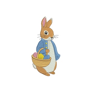 Peut inclure: Motif brodé d'un lapin brun portant une veste bleue et tenant un panier en osier rempli d'œufs de Pâques colorés. Le lapin a de longues oreilles avec l'intérieur rose et un ventre blanc. Le motif est sur fond blanc.